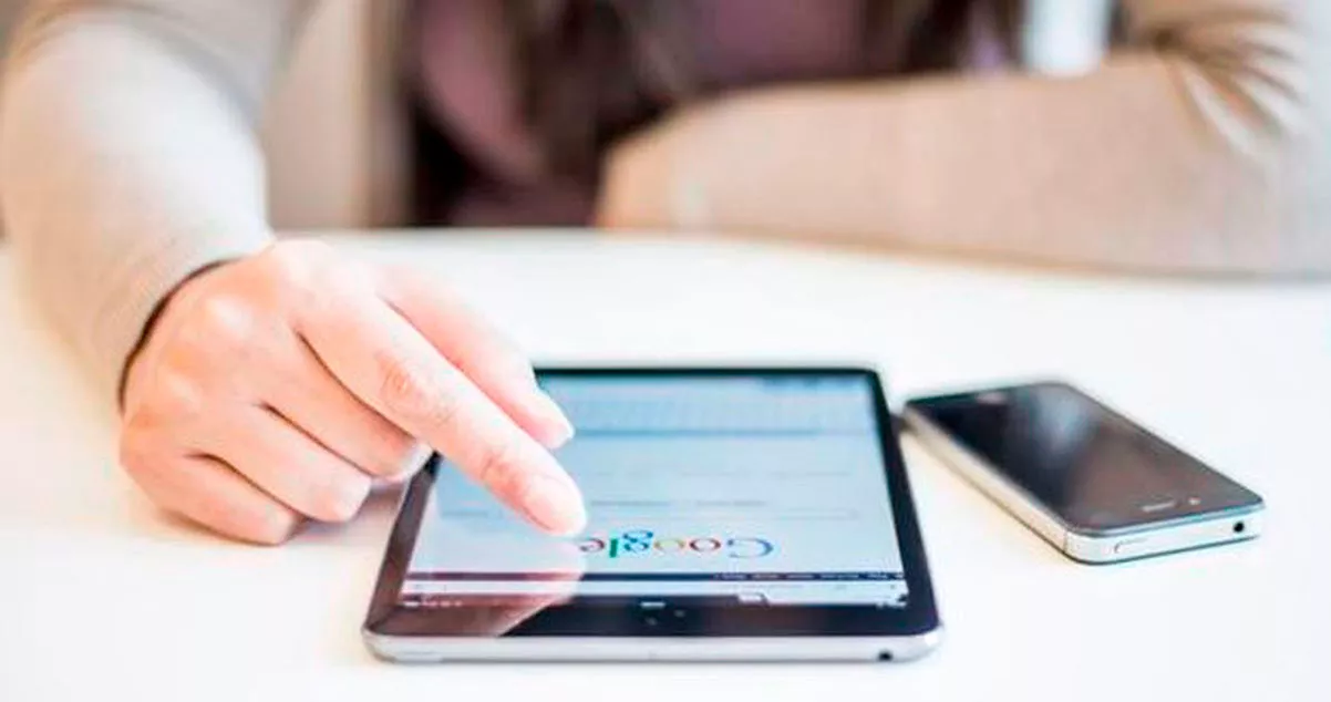 Mujer navegando en Google desde una Tablet