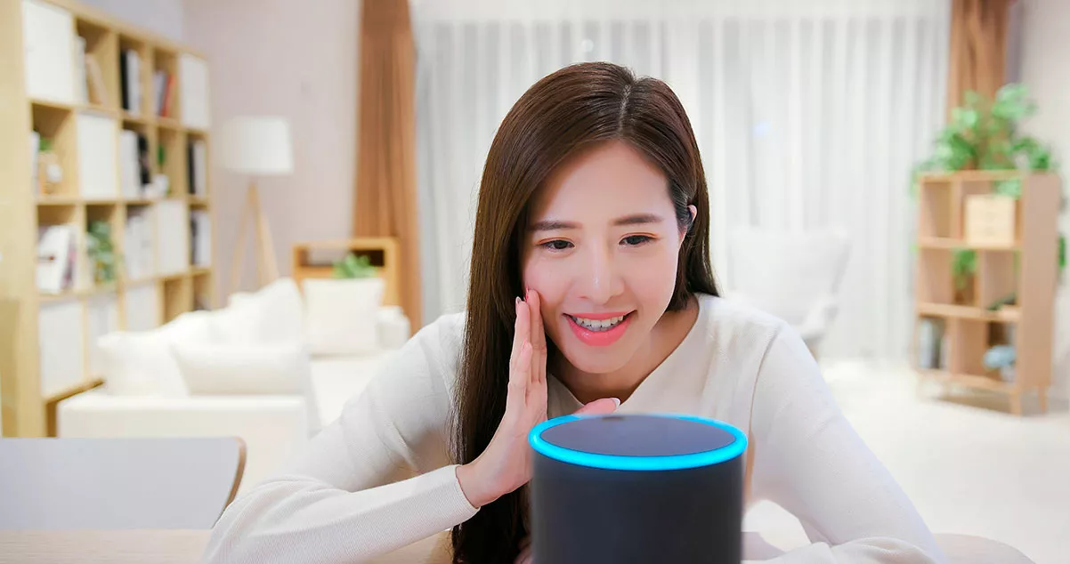 Chica dando comandos de voz en Amazon Alexa