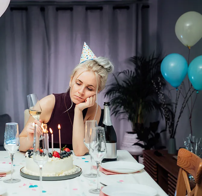 Ilustración de una chica con globos y decoración de celebración pero en actitud de decepción por estar completamente sola, simbolizando la metáfora 'un sitio web sin promoción es como una fiesta sin invitados'