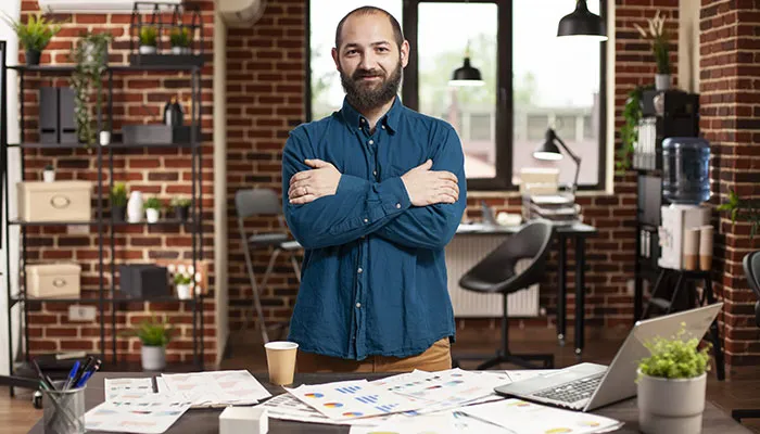 Administrador de ecommerce gestionando con independencia su tienda virtual propia.
