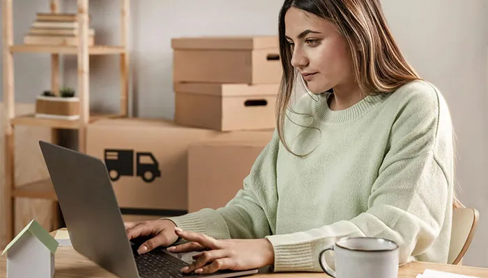 Mujer analizando datos en su laptop para segmentar clientes y optimizar las ventas de una tienda virtual.